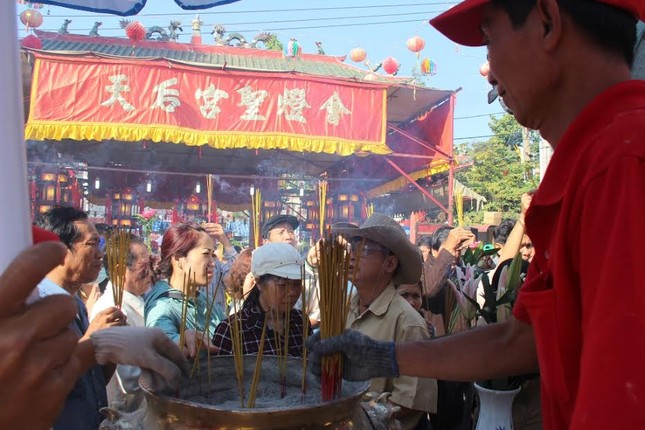 Hàng nghìn người chen chân cầu an ở chùa Bà ảnh 3