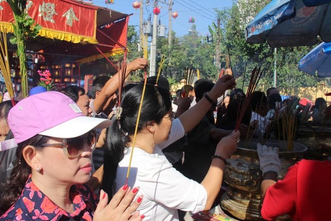 Hàng nghìn người chen chân cầu an ở chùa Bà ảnh 4