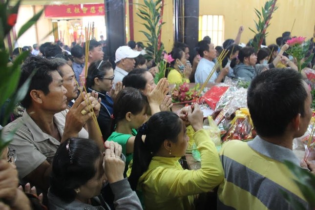 Hàng nghìn người chen chân cầu an ở chùa Bà ảnh 5