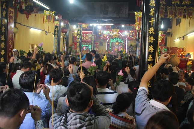 Hàng nghìn người chen chân cầu an ở chùa Bà ảnh 6