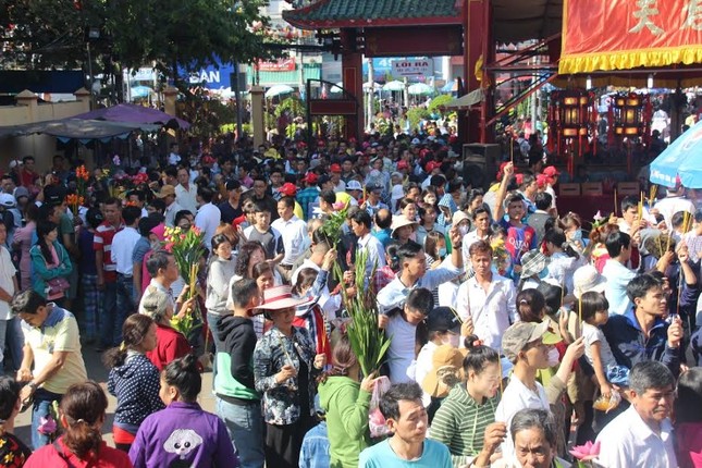 Hàng nghìn người chen chân cầu an ở chùa Bà ảnh 7