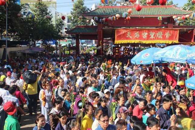 Hàng nghìn người chen chân cầu an ở chùa Bà ảnh 8