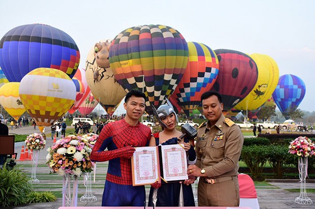 22 cặp đôi trao lời hẹn thề trên khinh khí cầu trong ngày Valentine ảnh 2