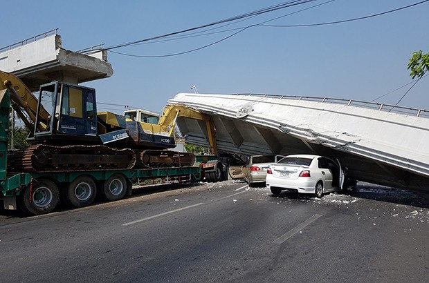 Máy xúc làm sập cầu vượt đè bẹp hàng loạt ô tô ảnh 1