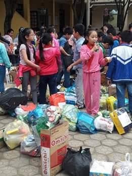 Học sinh mang phế thải đến trường để hưởng ứng... ngày sinh thái ảnh 1