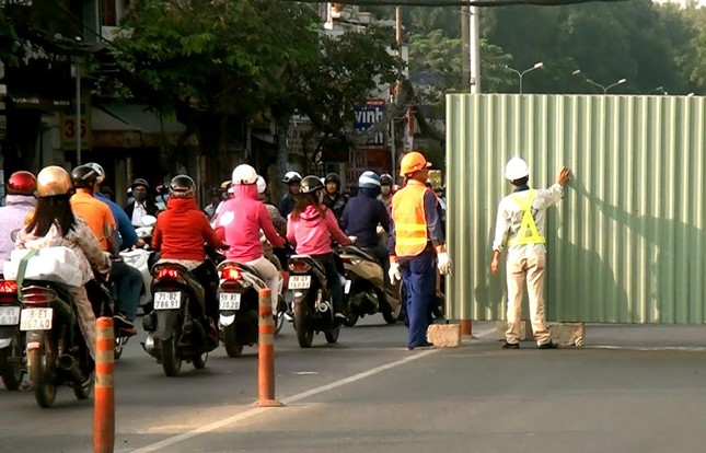 Cửa ngõ Tân Sơn Nhất kẹt cứng ngày đầu phân luồng ảnh 1