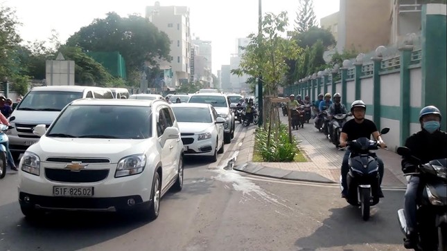 Cửa ngõ Tân Sơn Nhất kẹt cứng ngày đầu phân luồng ảnh 4
