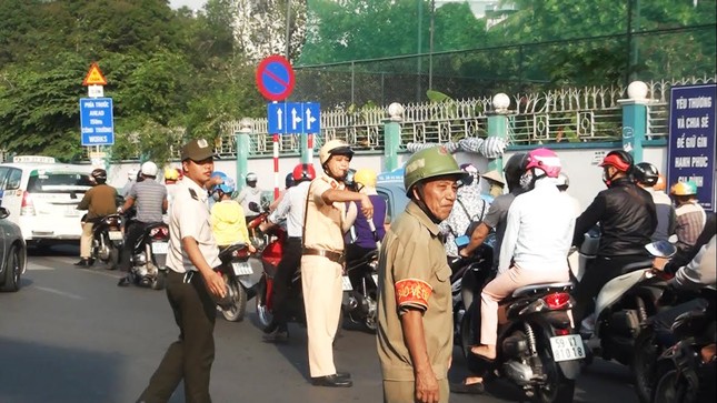 Cửa ngõ Tân Sơn Nhất kẹt cứng ngày đầu phân luồng ảnh 5