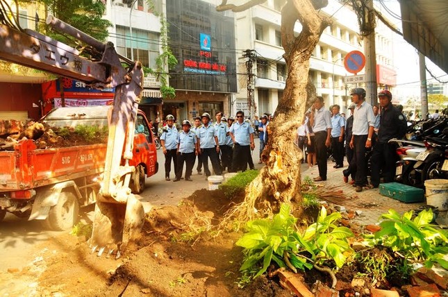 Quận 1 tháo dỡ vọng gác công an, cắt xích rào của Ngân hàng Nhà nước ảnh 11