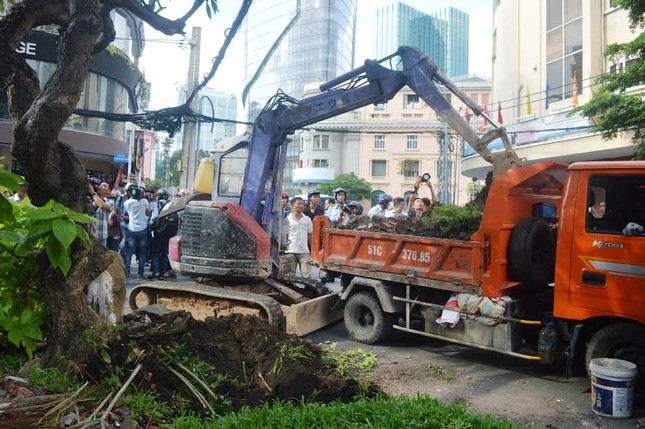 Quận 1 tháo dỡ vọng gác công an, cắt xích rào của Ngân hàng Nhà nước ảnh 16