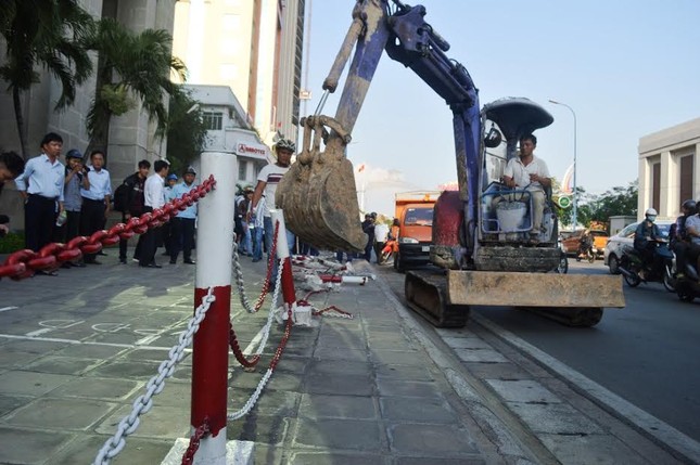 Quận 1 tháo dỡ vọng gác công an, cắt xích rào của Ngân hàng Nhà nước ảnh 17