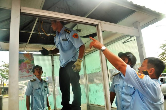 Quận 1 tháo dỡ vọng gác công an, cắt xích rào của Ngân hàng Nhà nước ảnh 2