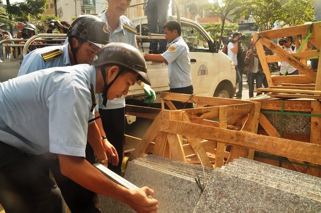 Quận 1 tháo dỡ vọng gác công an, cắt xích rào của Ngân hàng Nhà nước ảnh 7