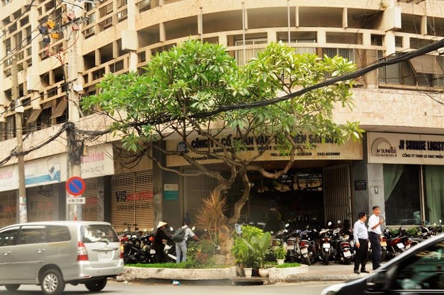 Quận 1 tháo dỡ vọng gác công an, cắt xích rào của Ngân hàng Nhà nước ảnh 8