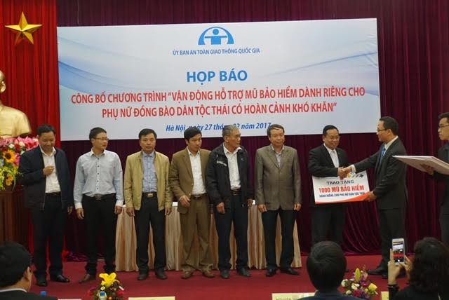 Ngắm mũ bảo hiểm độc đáo dành riêng cho phụ nữ dân tộc Thái ảnh 3
