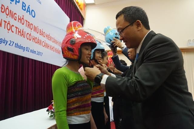 Ngắm mũ bảo hiểm độc đáo dành riêng cho phụ nữ dân tộc Thái ảnh 1