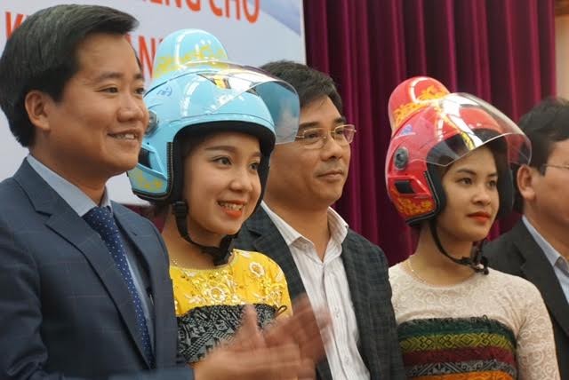 Ngắm mũ bảo hiểm độc đáo dành riêng cho phụ nữ dân tộc Thái ảnh 2