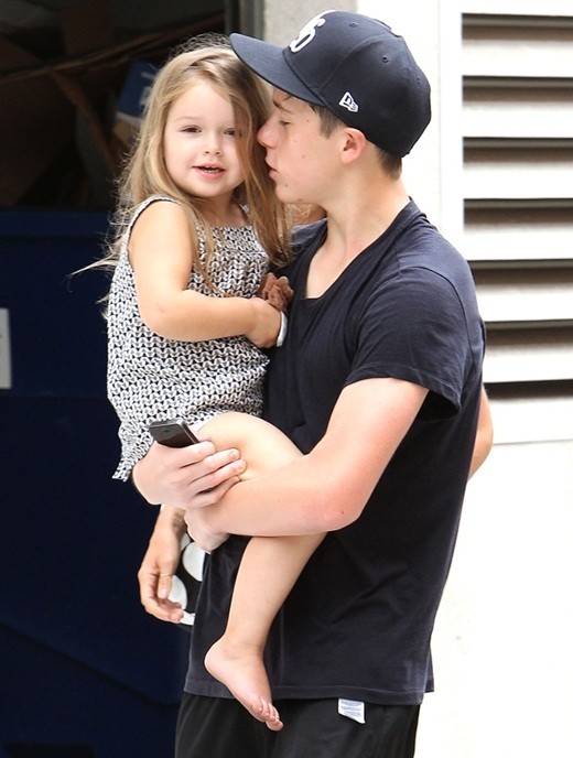 Cuộc sống thiếu tình cha của Suri Cruise, trái ngược Harper Beckham ảnh 24