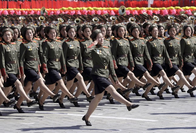 Thông điệp của Triều Tiên trong cuộc diễu binh không tên lửa ICBM ảnh 1