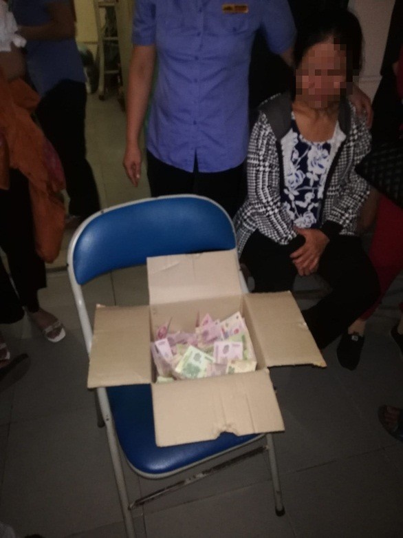 Bản tin 8H: Hai con tử vong, cha nguy kịch sau va chạm xe tải trên quốc lộ 9 ảnh 1
