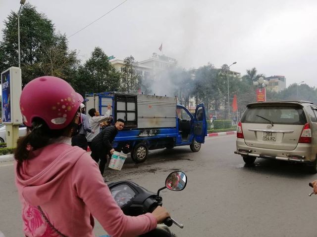 Hy hữu: Xe tải bốc cháy khi chở nồi bánh chưng đang nấu dở ảnh 1