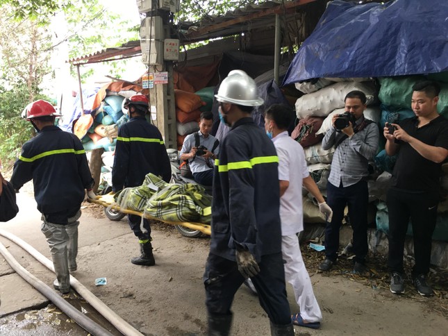 Người thân khóc ngất tại hiện trường vụ cháy 8 người chết và mất tích ở Hà Nội ảnh 2
