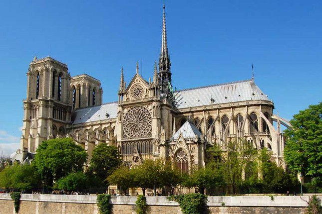 Nhà thờ Đức Bà Paris được xây dựng theo phong cách kiến trúc nào?