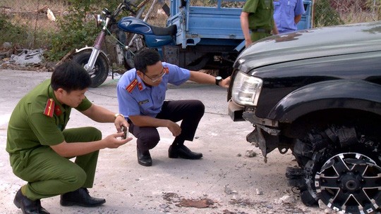 Tài xế ô tô cầm rìu chém người dân, tông 2 CSGT thương vong ảnh 1