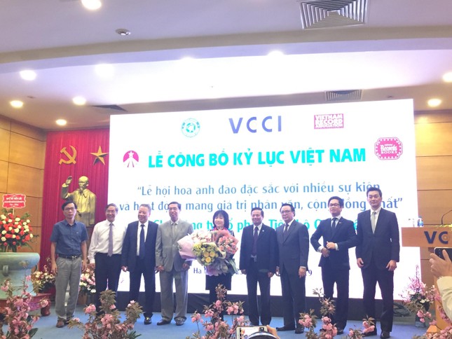 Lễ hội hoa Anh đào Nhật Bản - Hà Nội xác lập kỷ lục Việt Nam ảnh 1