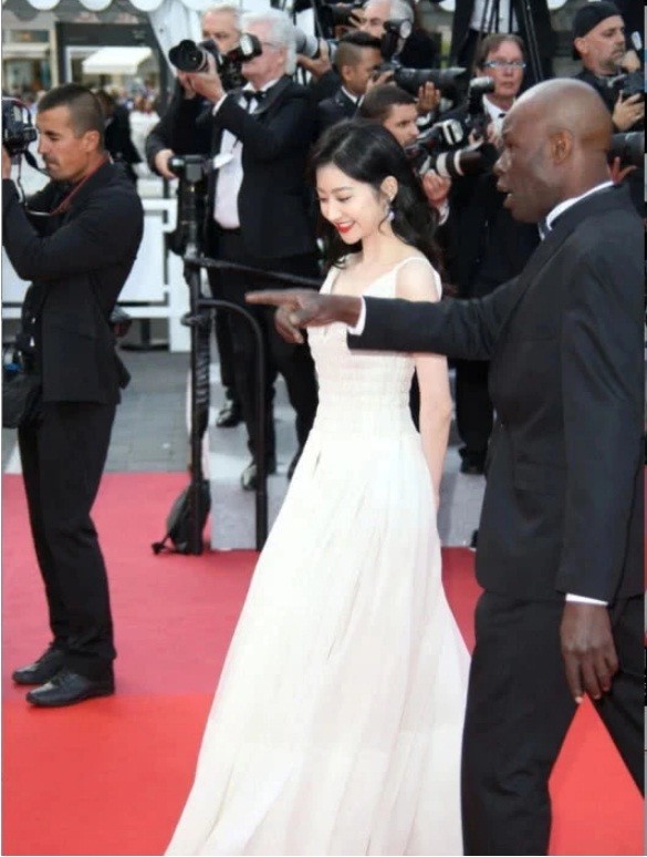 ‘Đệ nhất mỹ nữ Bắc Kinh’ bị đuổi năm lần, bảy lượt tại Cannes mà không chịu đi ảnh 9