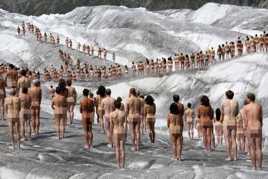 100 người khỏa thân trước trụ sở Facebook phản đối kiểm duyệt ảnh nude ảnh 1