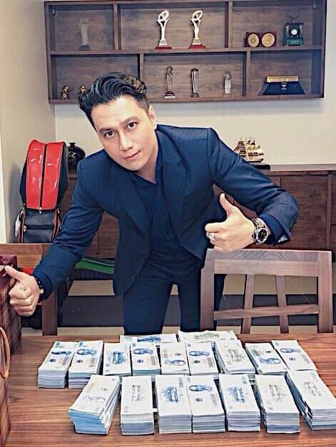 Việt Anh khoe bàn đầy tiền sau khi bị dân mạng chê bai nhan sắc thẩm mỹ ảnh 2