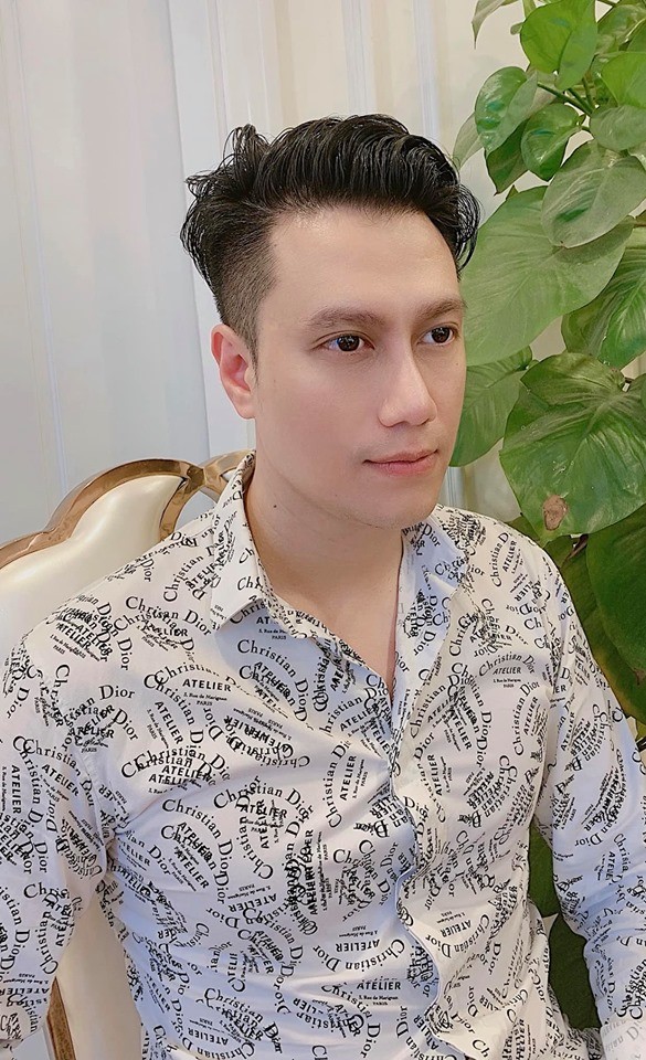 Việt Anh khoe bàn đầy tiền sau khi bị dân mạng chê bai nhan sắc thẩm mỹ ảnh 1