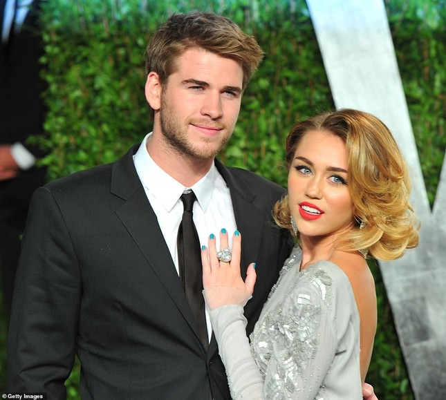 Vừa tuyên bố chia tay chồng, Miley Cyrus bị bắt gặp ôm hôn ‘gái lạ’ ảnh 1