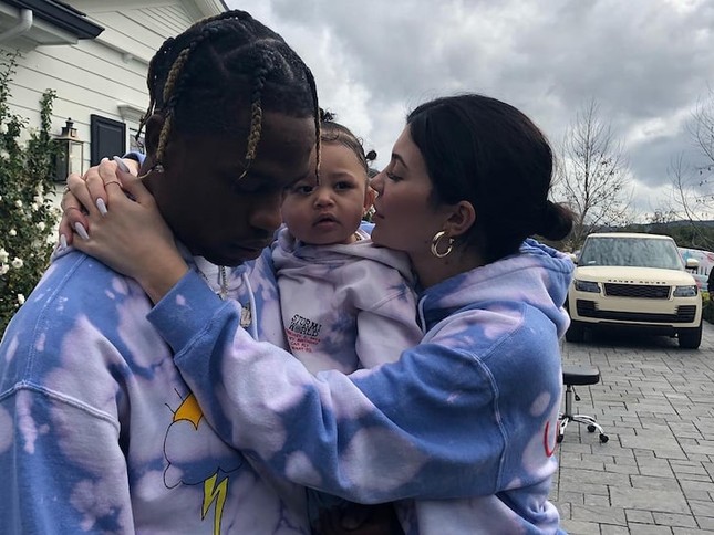 Vừa chụp ảnh khoả thân gây 'bão', em út tỷ phú nhà Kardashian chia tay bạn trai ảnh 2