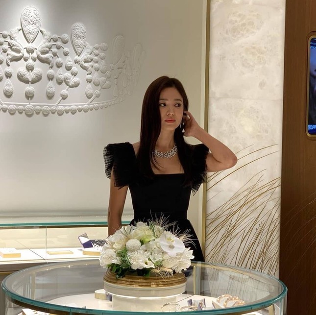 Song Hye Kyo huỷ lịch trình vì Sulli nhưng vẫn đi sự kiện gây tranh cãi ảnh 2