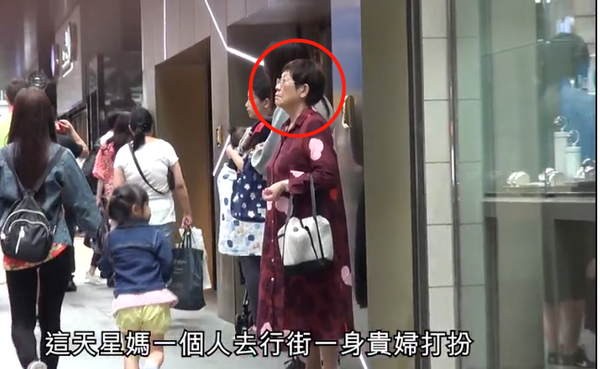 Châu Tinh Trì bị mỉa mai vì tài sản nghìn tỷ vẫn để mẹ mua đồ giá rẻ ảnh 1