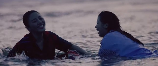 Hậu 'lừa' cưới, Văn Mai Hương ‘khóa môi’ Đồng Ánh Quỳnh đắm đuối gây sốc ảnh 4