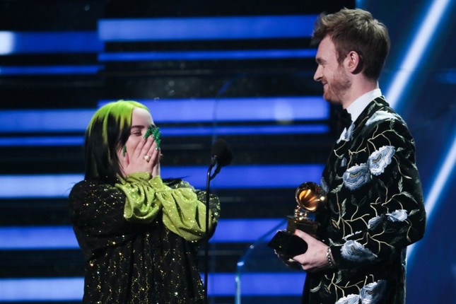 Nữ ca sĩ tuổi teen làm nên lịch sử tại Grammy 2020, đánh bại loạt tên tuổi ảnh 2