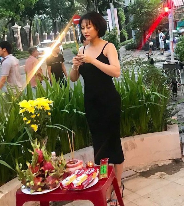 Nam Thư bị dân mạng chỉ trích gay gắt vì mặc áo hở bụng thăm nhà thờ Tổ ảnh 5
