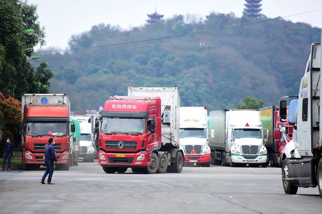 'Biệt đội' trung chuyển container ở cửa khẩu ảnh 10