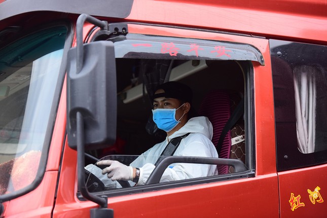 'Biệt đội' trung chuyển container ở cửa khẩu ảnh 2