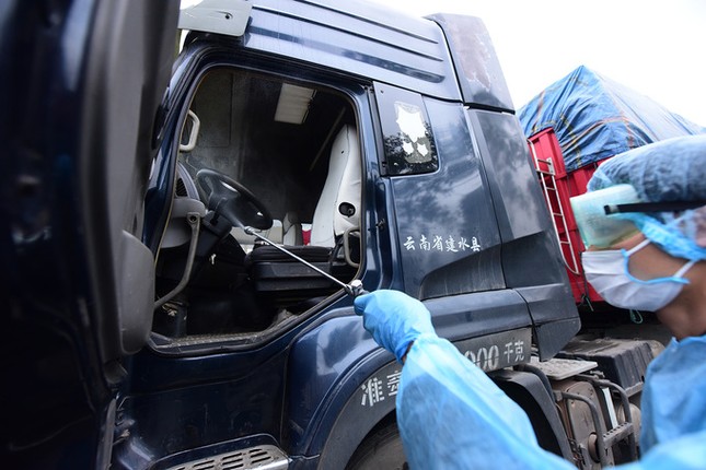 'Biệt đội' trung chuyển container ở cửa khẩu ảnh 6