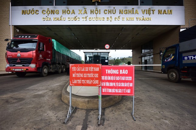 'Biệt đội' trung chuyển container ở cửa khẩu ảnh 7