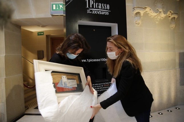 Người phụ nữ may mắn trúng xổ số, nhận về tay tranh Picasso triệu đô ảnh 1