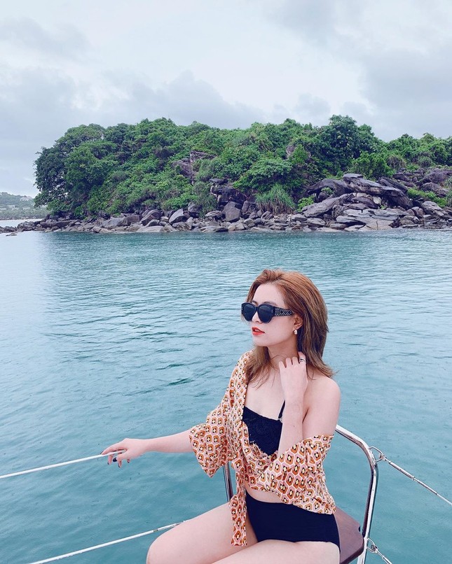 Đăng ảnh bikini, Hoàng Thuỳ Linh bị ‘soi’ tăng cân rõ rệt còn photoshop lộ liễu ảnh 1