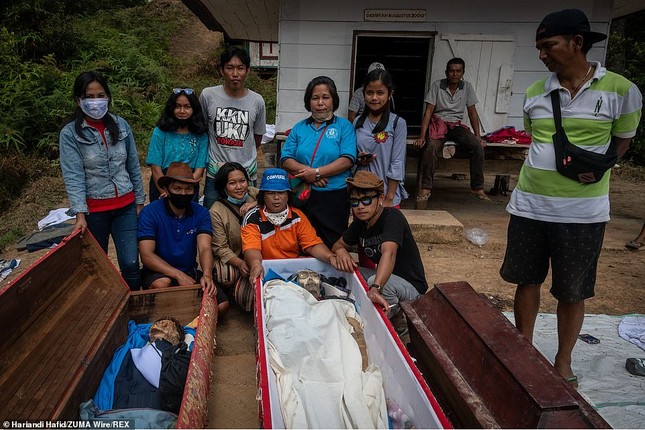 ‘Rợn người’ tục bốc mộ, trò chuyện và thậm chí ôm, chụp ảnh với thi thể ở Indonesia ảnh 7