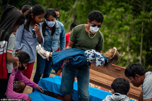 ‘Rợn người’ tục bốc mộ, trò chuyện và thậm chí ôm, chụp ảnh với thi thể ở Indonesia ảnh 5