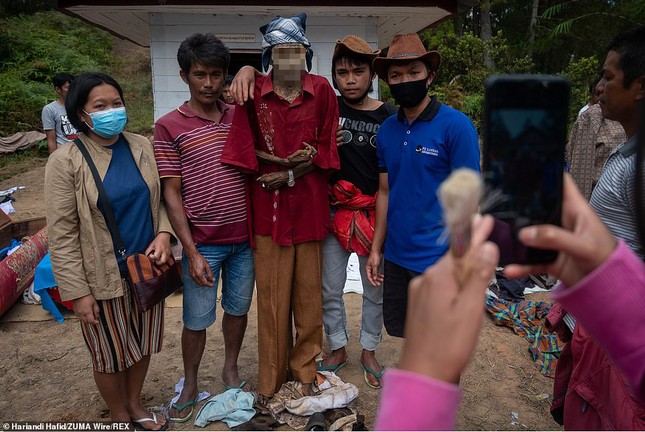 ‘Rợn người’ tục bốc mộ, trò chuyện và thậm chí ôm, chụp ảnh với thi thể ở Indonesia ảnh 4