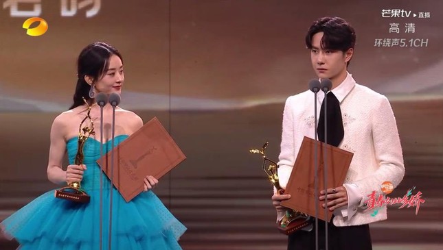 ‘Bóc trần’ nhan sắc thật của loạt mỹ nhân Hoa ngữ tại lễ bế mạc Kim Ưng 2020 ảnh 4